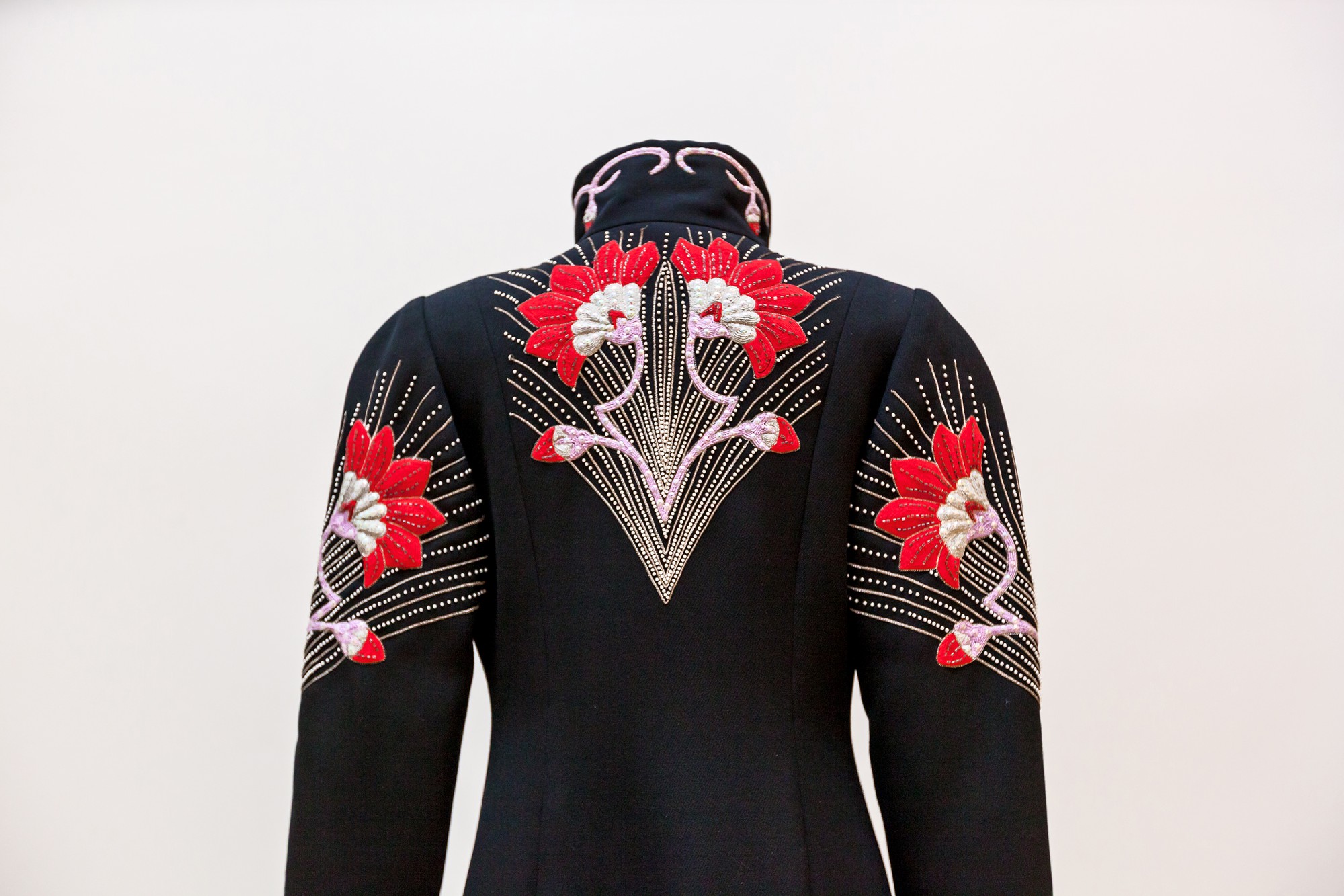 Broderie mare, detaliu artistic pe sacou